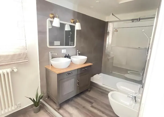 Lucilla's San Pietro Station Апартаменты